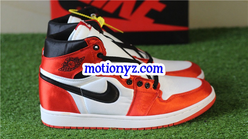 Air Jordan 1 Retro High OG Black Toe Satin